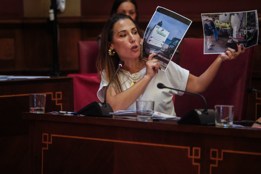 La exalcaldesa del PSOE muestra varias fotos de vehículos de limpieza contratados por Santa Cruz que están en otros municipios.
