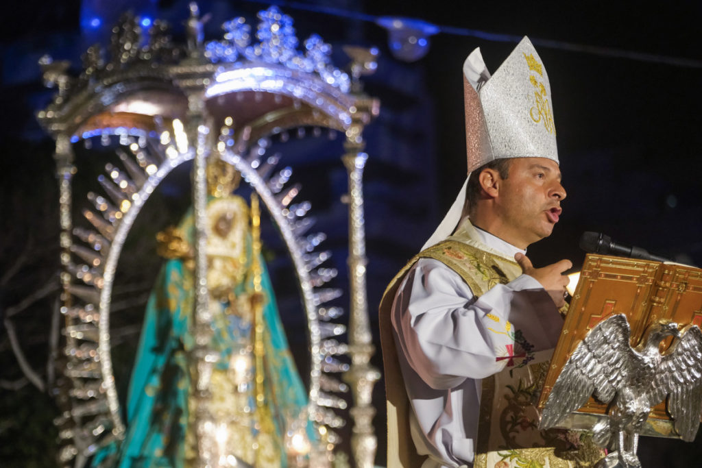 Miles de santacruceros despiden con emoción a la Virgen de Candelaria