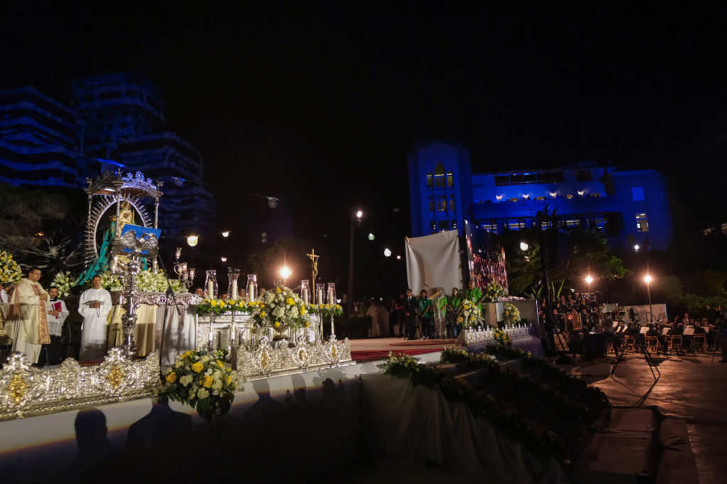 Miles de santacruceros despiden con emoción a la Virgen de Candelaria