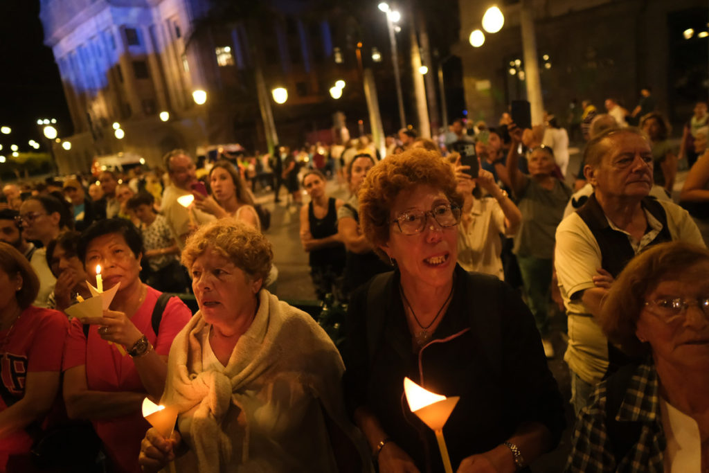 Miles de santacruceros despiden con emoción a la Virgen de Candelaria
