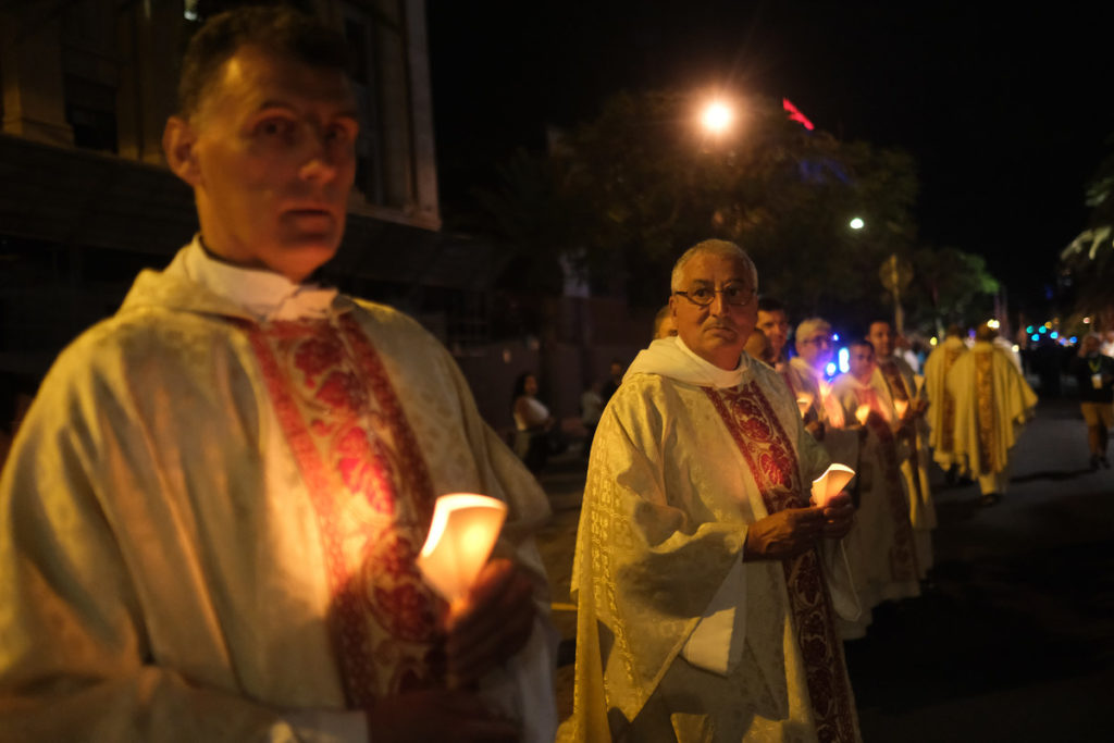 Miles de santacruceros despiden con emoción a la Virgen de Candelaria