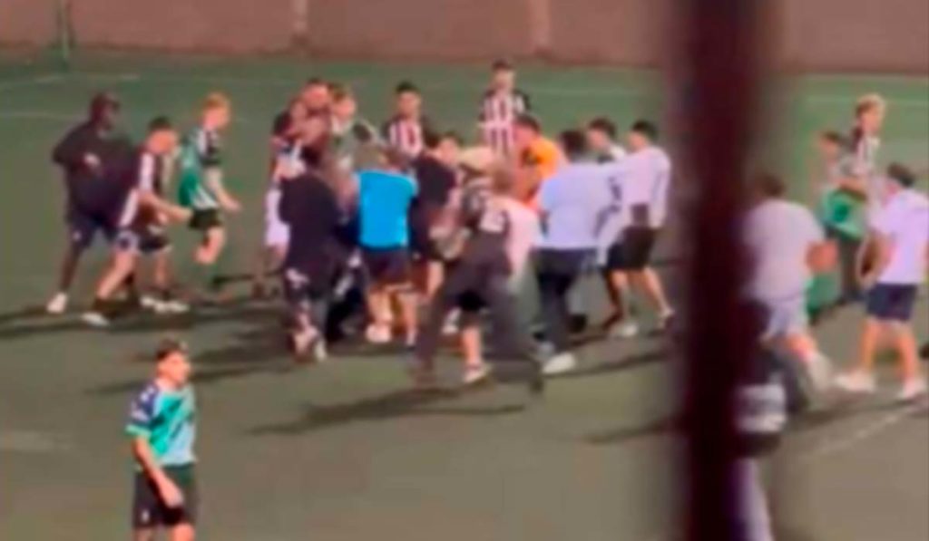 Caos en un campo de Tenerife: un partido de fútbol base acaba en "batalla campal"