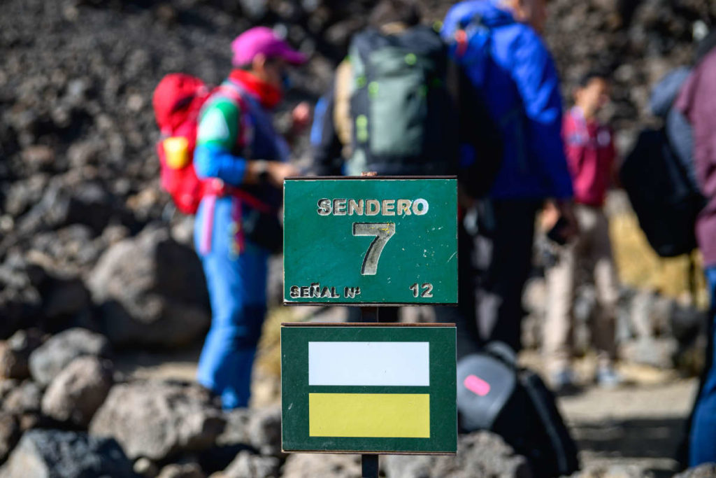 Señalética en un sendero del Parque Nacional del Teide