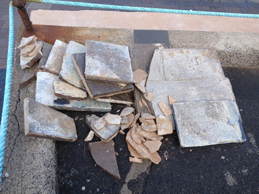 La furia del mar causa destrozos en las piscinas de Bajamar
