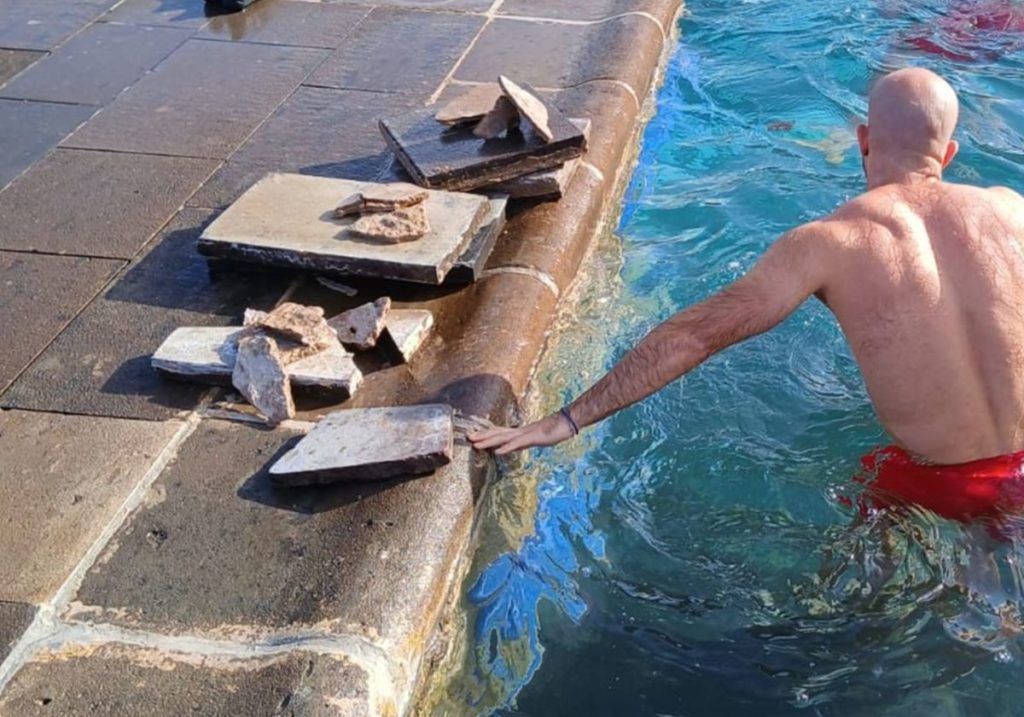 La furia del mar causa destrozos en las piscinas de Bajamar