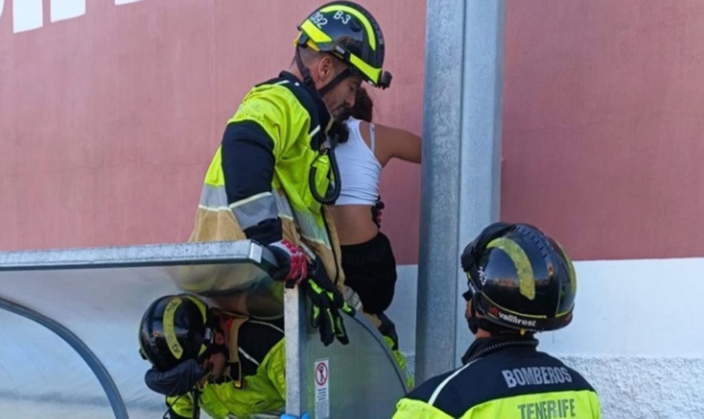El rescate más extraño del año ocurre en el banquillo de un campo de fútbol en Tenerife