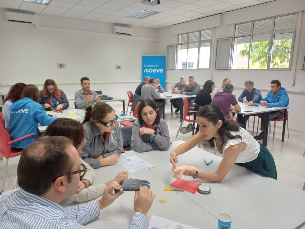 Fundación Moeve y Ayúdame 3D impulsan un voluntariado de creación de prótesis de manos para personas con discapacidad