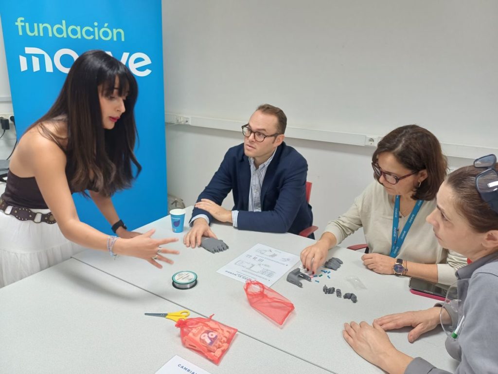 Fundación Moeve y Ayúdame 3D impulsan un voluntariado de creación de prótesis de manos para personas con discapacidad