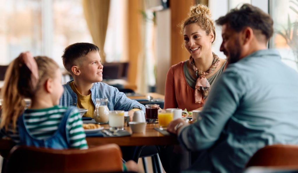 El llamativo cartel de un restaurante sobre los niños que desata las redes: “Avisados estáis”