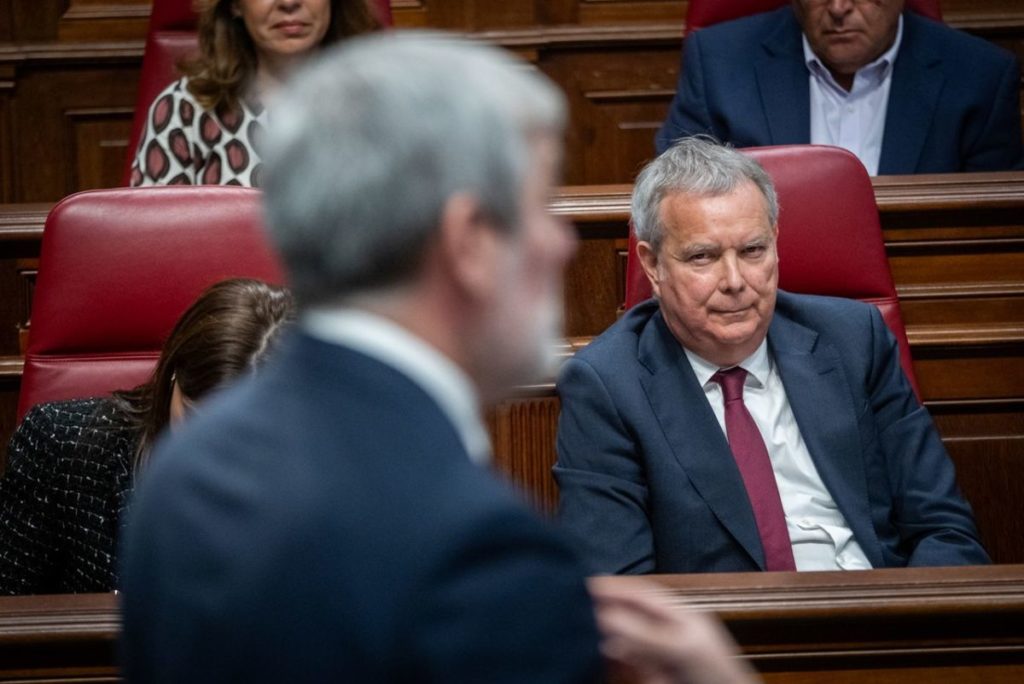 El presidente del Gobierno de Canarias, Fernando Clavijo, responde a una pregunta en la sesión de control ante la atenta mirada de Sebastián Franquis (PSOE). | Fran Pallero