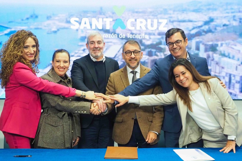 Gobierno, Cabildo y Ayuntamiento tras la firma del convenio para impulsar la construcción de viviendas en Santa Cruz.
