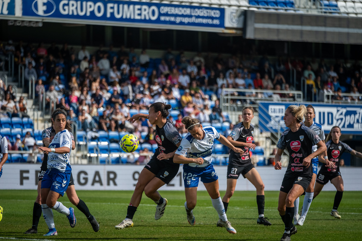 Fiesta total en el Heliodoro: El Costa Adeje Tenerife blinda su cuarta plaza en un día de homenajes y Carnaval (1-0)