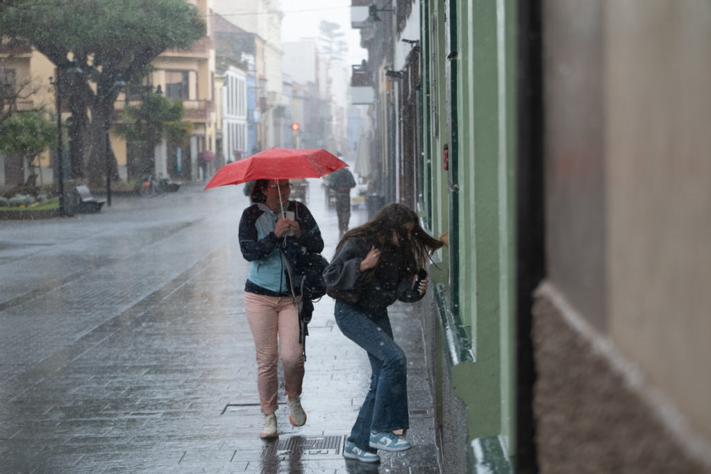 La AEMET mantiene los avisos en Canarias este domingo: lluvia y rachas de hasta 70 kil&oacute;metros por hora