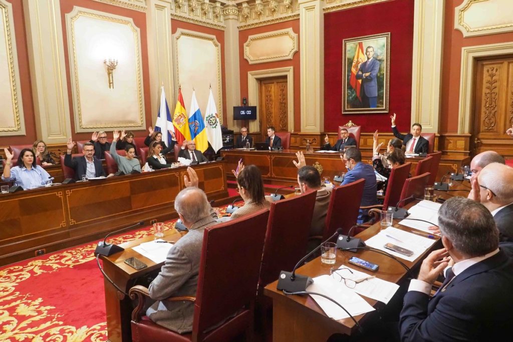 El Pleno de Santa Cruz aísla a Vox por sus posturas sobre igualdad y migración
