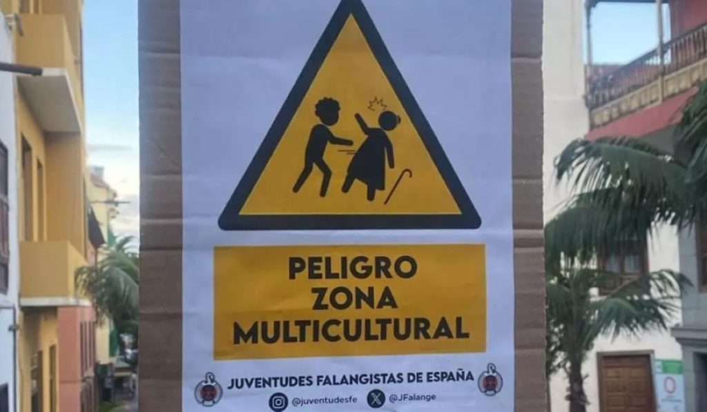 Cartel de Juventudes Falangistas señalando zona multicultural frente a un centro de menores en Puerto de la Cruz
