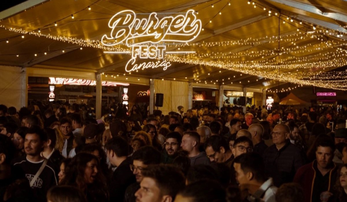 Hamburguesas y público en el Burger Fest Canarias 2026 en Santa Cruz