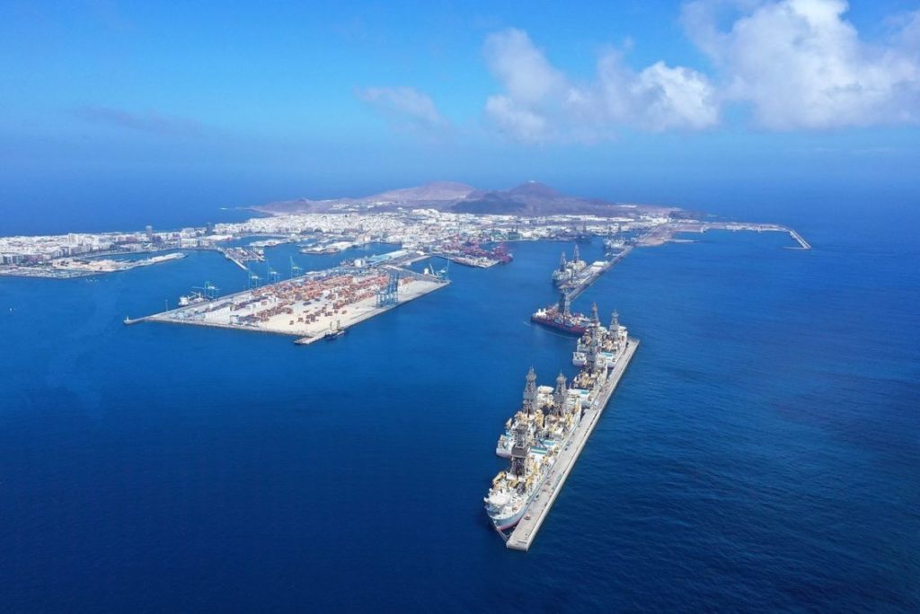 Susto en el Puerto de Las Palmas: un camión  termina en el fondo del mar