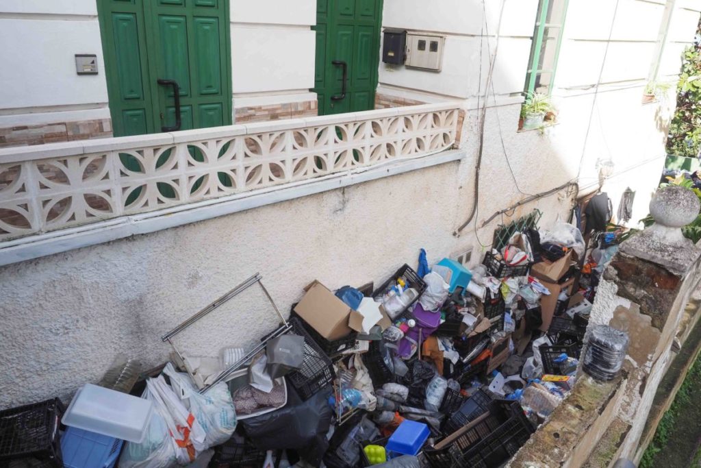 Vecinos de Tacoronte exigen soluciones ante la persistente insalubridad de una vivienda con síndrome de Diógenes