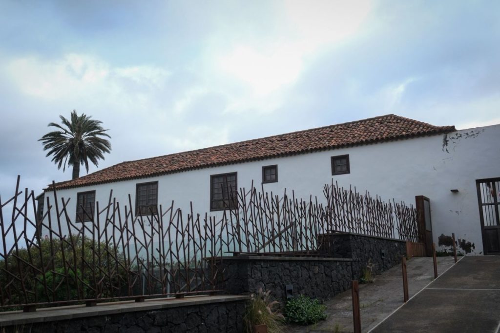 La Laguna Mansion: Photography Centre vs. Literary Hub