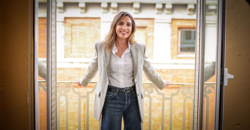 Ángela Banzas profundiza en *Cuando el viento hable*, su finalista del Planeta.