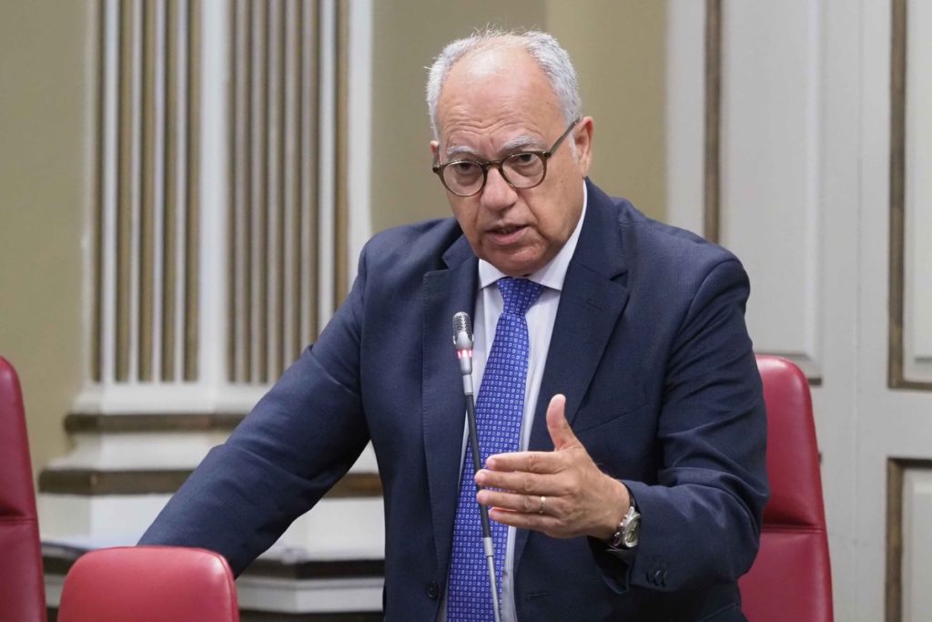Casimiro Curbelo, portavoz de ASG, durante una intervención en el Pleno del Parlamento. | Sergio Méndez