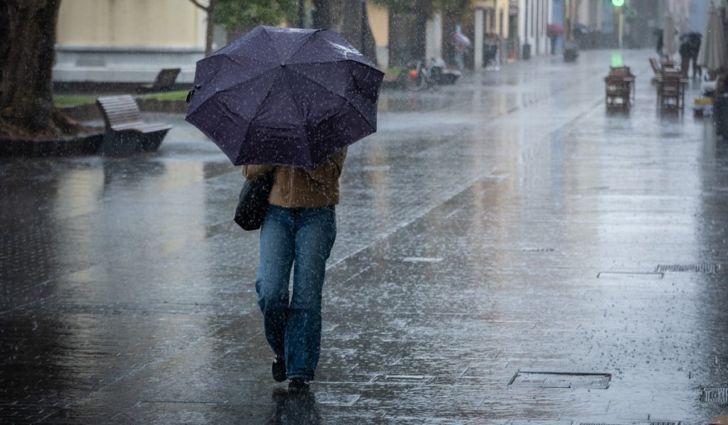 Bufanda y paraguas en Canarias: la Aemet activa los avisos por lluvias, viento y heladas