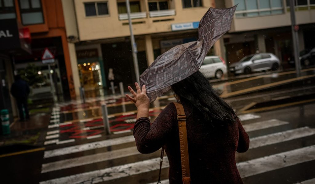 Alerta m&aacute;xima de Protecci&oacute;n Civil: la borrasca Therese castigar&aacute; a Canarias hasta el domingo con m&aacute;s de 300 litros