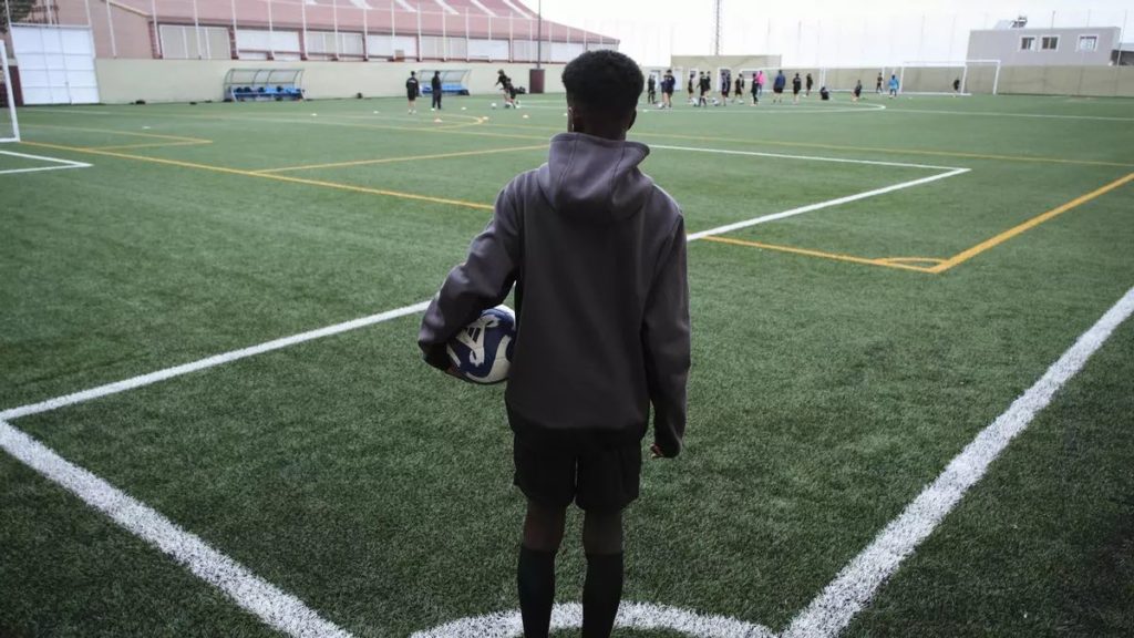Ad&uacute;, el ni&ntilde;o de 12 a&ntilde;os al que no dejan jugar en Tenerife por ser africano, escribe a la FIFA: &ldquo;No voy a los partidos porque me desconsuelo&rdquo;
