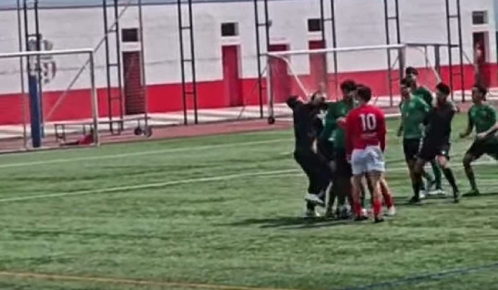 Agresión en un partido en Tenerife: un futbolista acaba en el hospital tras ser golpeado "de forma violenta y con fuerza excesiva"