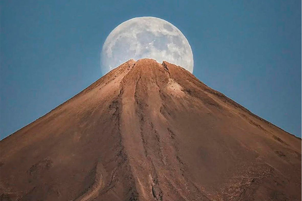 La fotograf&iacute;a de &lsquo;Luna en Tenerife&rsquo; que llama la atenci&oacute;n de National Geographic