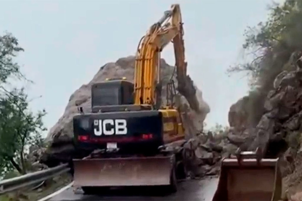 Trabajan en demoler una piedra de m&aacute;s de 15 toneladas que cay&oacute; en una carretera de Gran Canaria