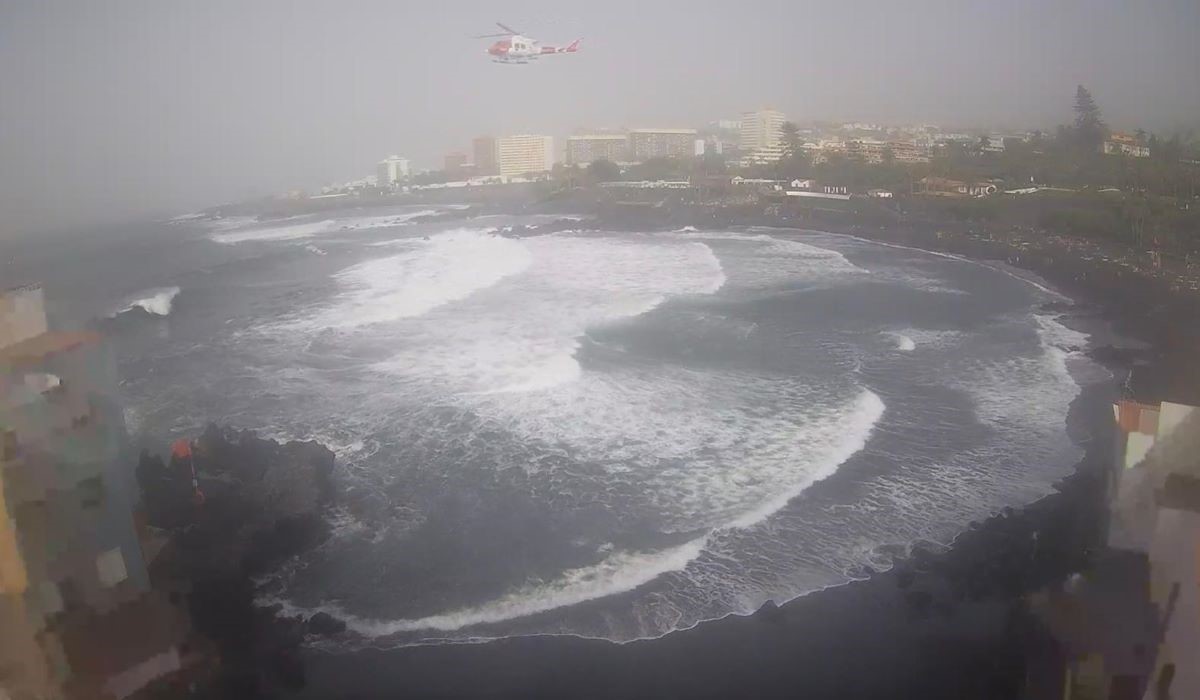 Rescate de urgencia en Puerto de la Cruz: sacan del mar a un menor en apuros