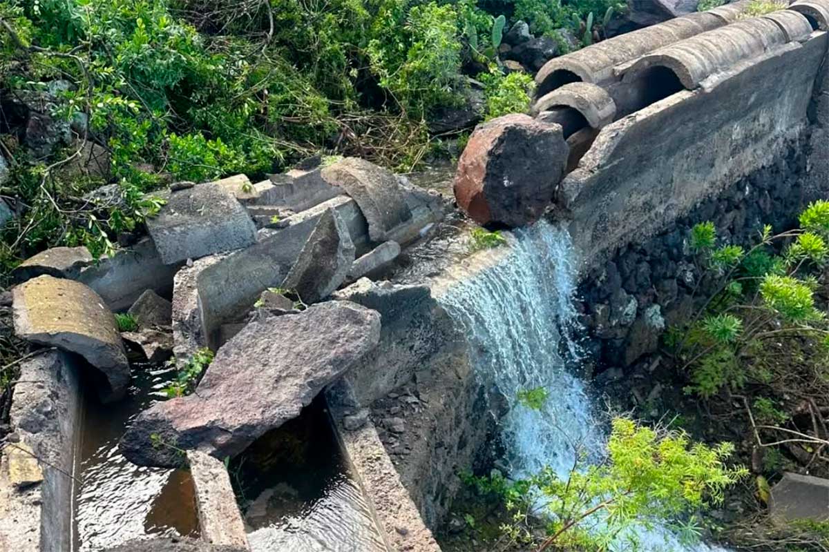 La borrasca Therese causa la rotura de un canal de agua en Los Silos
