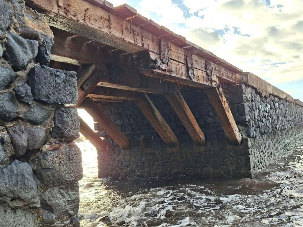 Cierran el acceso a los muelles carboneros de Valleseco tras detectar un "notable deterioro"