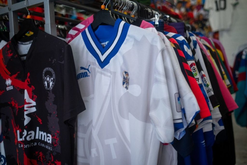 Luis Martín, el coleccionista de camisetas históricas del CD Tenerife