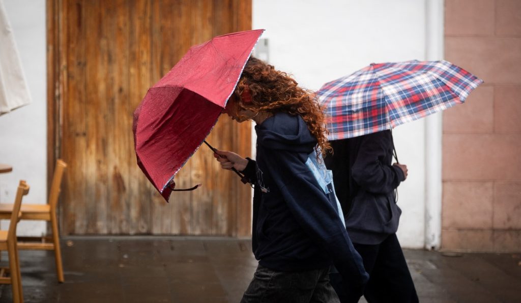 Canarias sigue bajo avisos este viernes: lluvias persistentes, fuertes rachas de viento y grandes olas