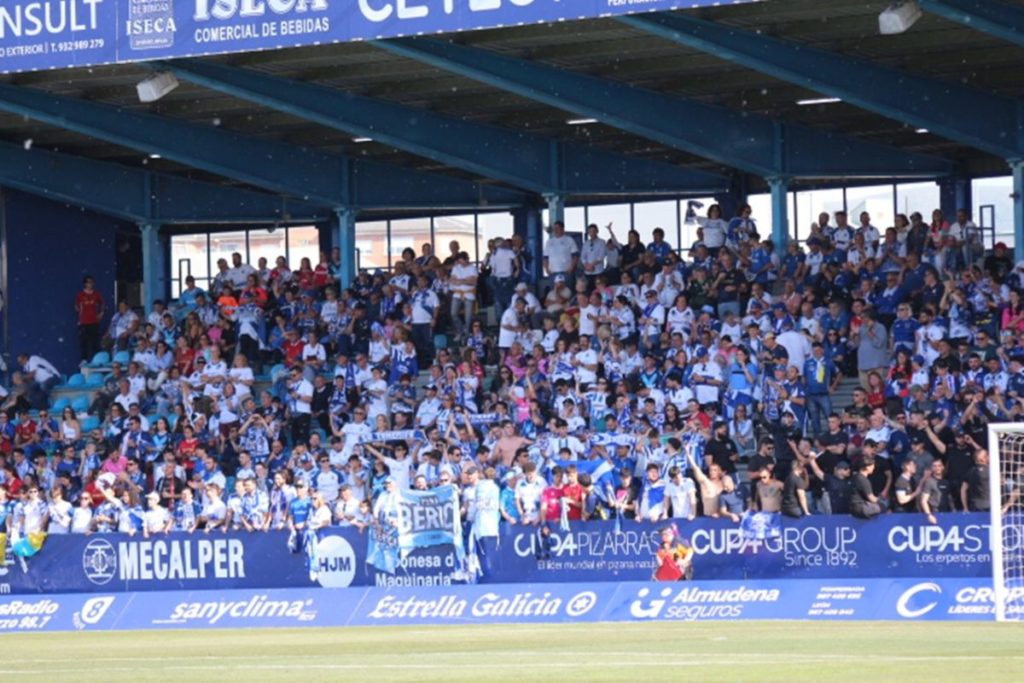 El CD Tenerife sobrevive al drama gracias a 700 gargantas