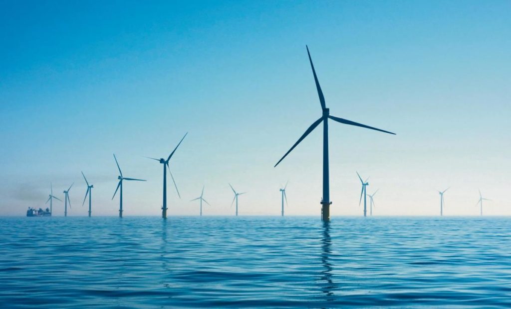 La generación de electricidad con la eólica marina marcha viento en popa