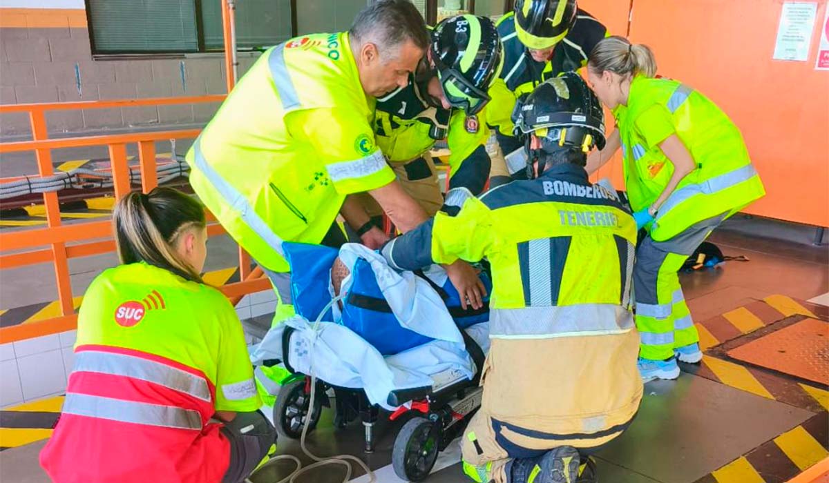 Rescate de urgencia en una ITV del sur de Tenerife: va a pasar la inspección y acaba en el foso