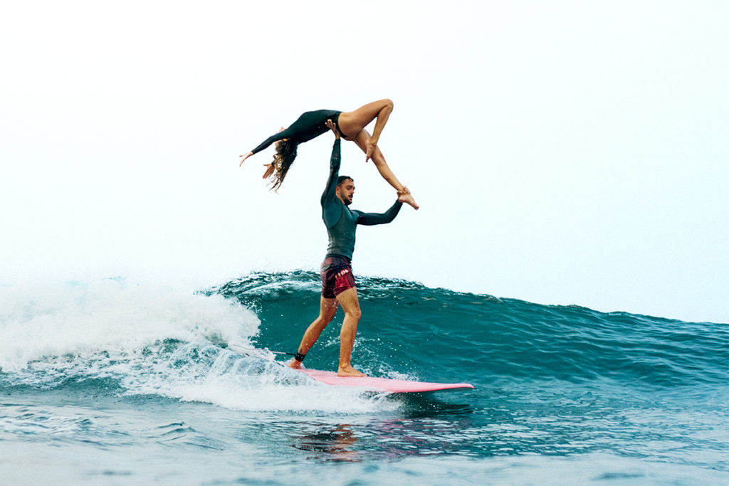 Dos vidas unidas por el tandem surf: Tom y Nici, los acróbatas del mar de Tenerife que logran lo imposible