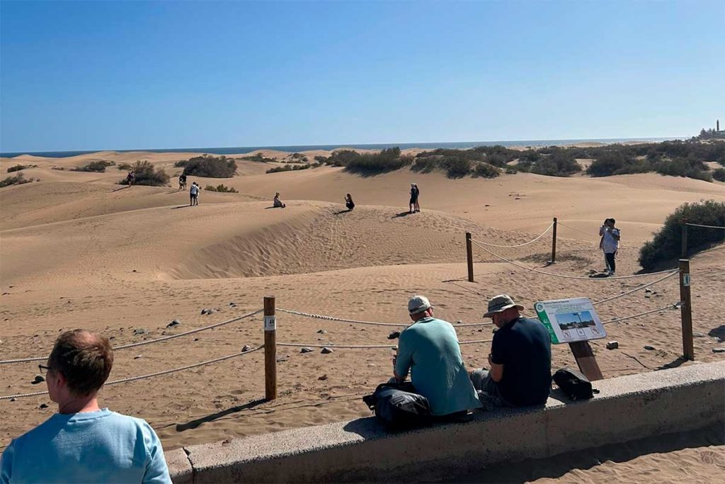 Los turistas invaden las dunas de Maspalomas saltándose las prohibiciones