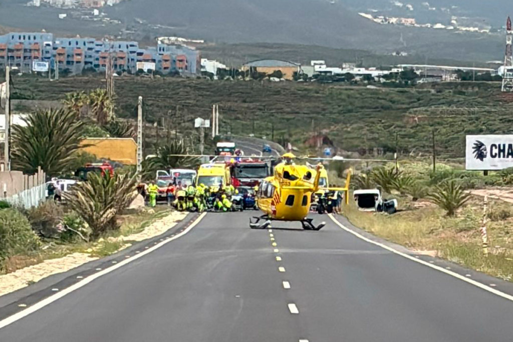 Un helicóptero, tres ambulancias y bomberos: gran despliegue en El Médano para salvar a dos heridos