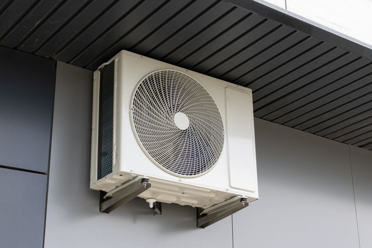 Compresores de aire acondicionado instalados en la fachada exterior de un edificio de viviendas en Canarias