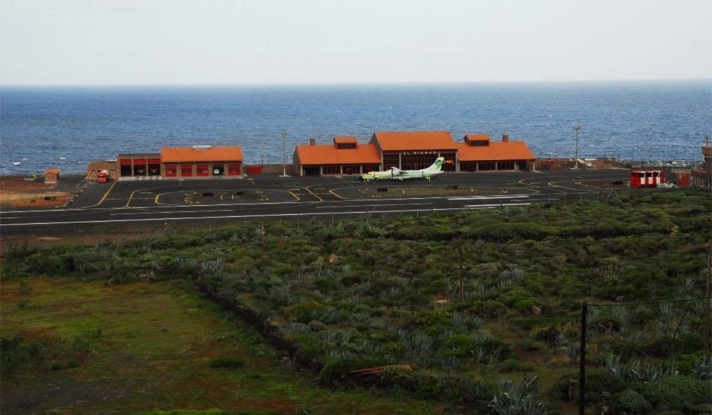 El Gobierno da el primer paso para traspasar a Canarias la competencia de los aeropuertos que no son de interés general