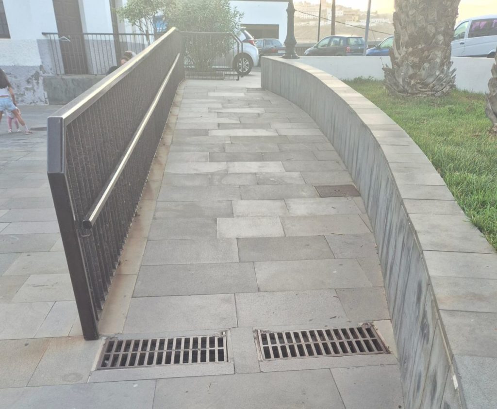 San Juan de la Rambla estalla contra la peligrosa &ldquo;trampa&rdquo; de los imbornales en el casco hist&oacute;rico