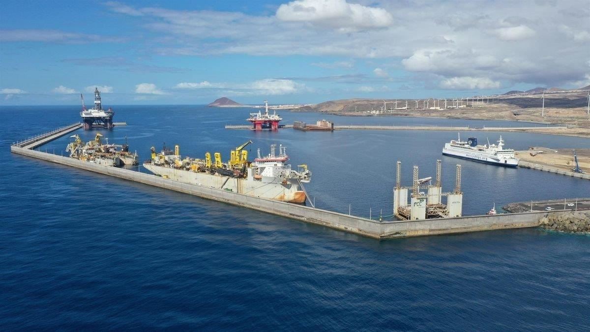 Trabajadores portuarios estudian bloquear la llegada del crucero con hantavirus