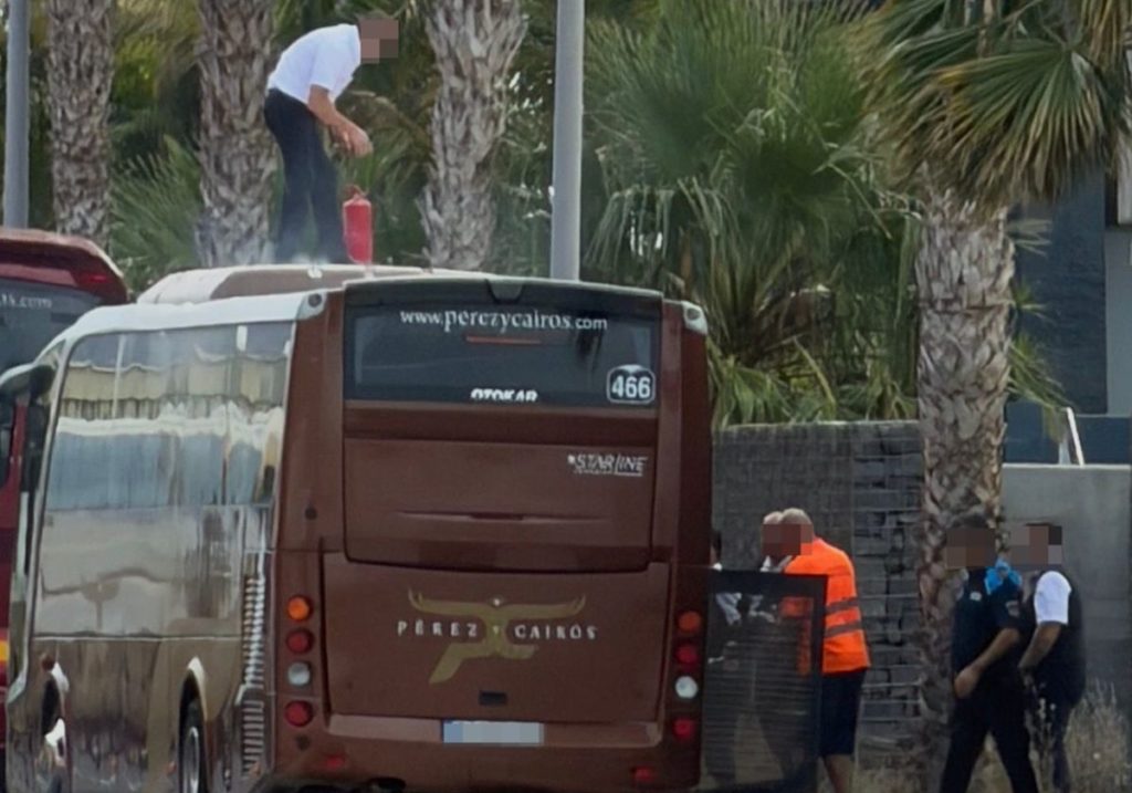 Se incendia una guagua en el Puerto de Santa Cruz de Tenerife