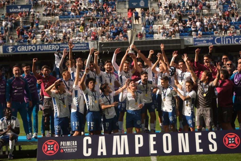El CD Tenerife arrolla al Pontevedra CF y celebra el título a lo grande en el Heliodoro (3-0)