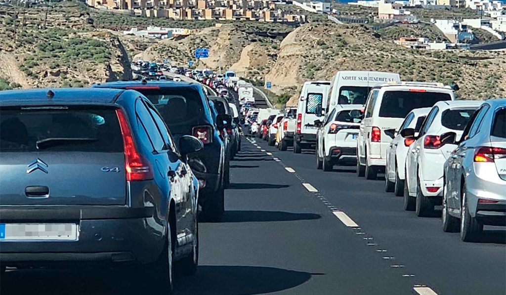 Un accidente m&uacute;ltiple colapsa la TF-1 en plena vuelta del puente de mayo