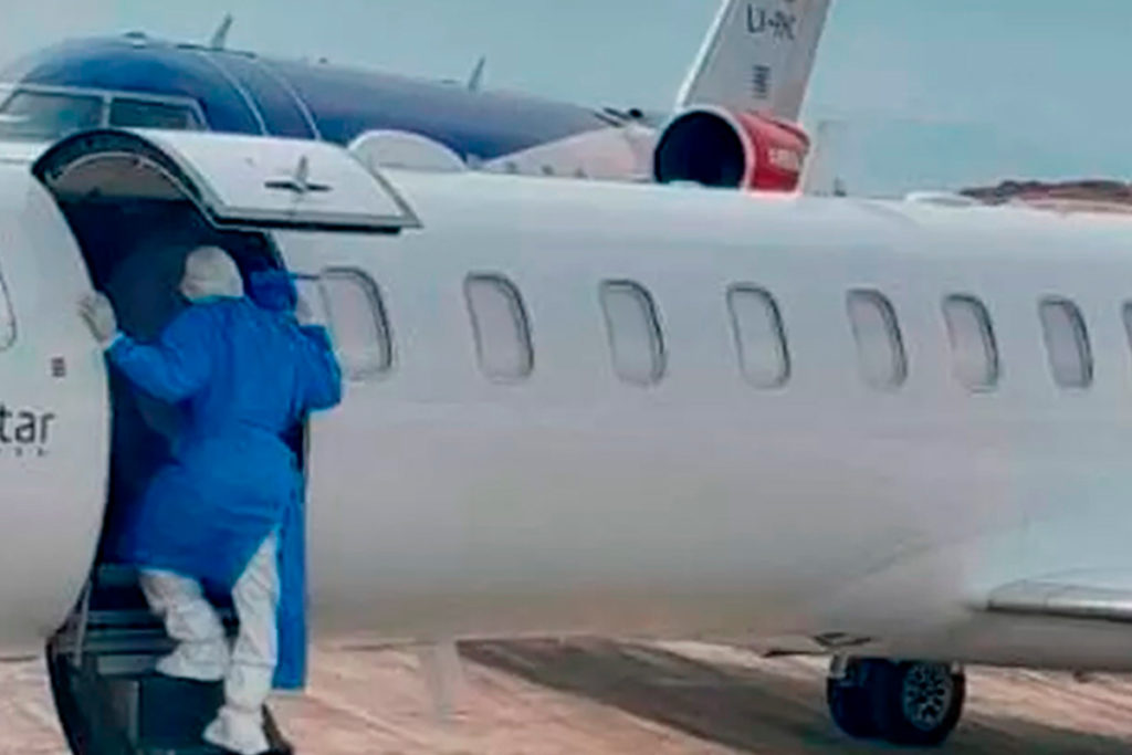 Una aver&iacute;a obliga al avi&oacute;n que traslada a dos infectados por hantavirus a parar en Gran Canaria
